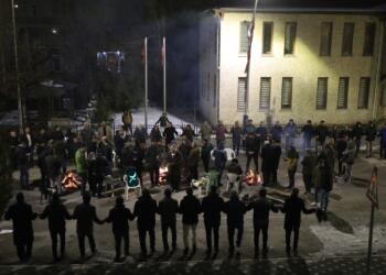 Ji ber li dijî barîkatên polîsan derket ew girtin