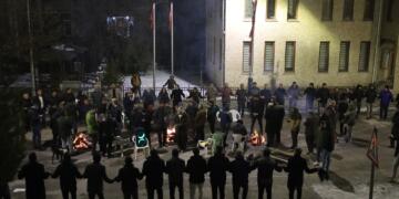 Ji ber li dijî barîkatên polîsan derket ew girtin