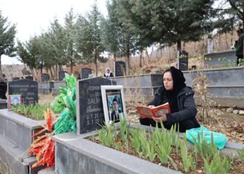 Malbatên Roboskî li goristanê qurbaniyan bibîr tînin