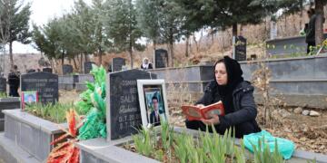 Malbatên Roboskî li goristanê qurbaniyan bibîr tînin