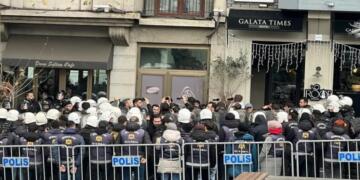 Polîsan êrîşî rojnamevanan kir