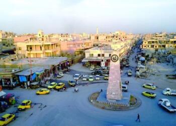 Êrîşkarekî li Reqayêyê gule reşand: 43 kes birîndar bûn