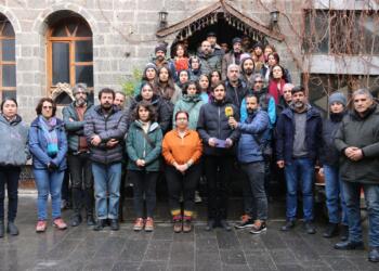 Hunermend: Em ji bo Rojava bibin dengê azadiyê