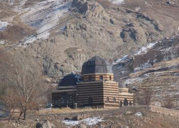 Tirba Ehmedê Xanî ji Kurdî bêpar e!