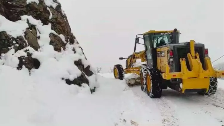 Tunceli'de etkili olan kar yağışı nedeniyle 40 köy yolu, ulaşıma kapandı. Fotoğraf: Tunceli, (DHA)