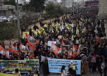 Bi deh hezaran Kobanî li dijî êrîşan meşiyan