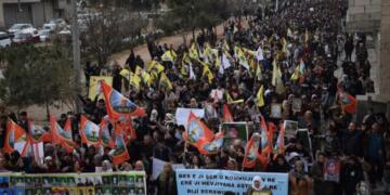 Bi deh hezaran Kobanî li dijî êrîşan meşiyan