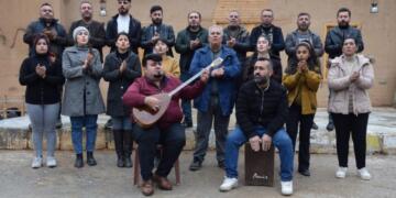 Şervan bi çek ma zî bi hunerê xo têkoşîn aver benê