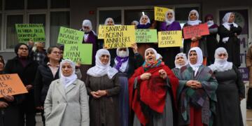 Dayikên Aştiyê: Divê em li hemû qadan daxwaza aştiyê bikin