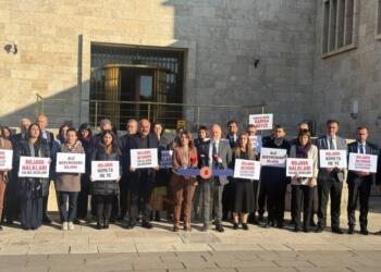 ‘Hûn nikarin destê aştiyê dirêj bikin û li aliyê din bombeyan li kurdan bibarînin’