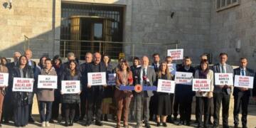 ‘Hûn nikarin destê aştiyê dirêj bikin û li aliyê din bombeyan li kurdan bibarînin’