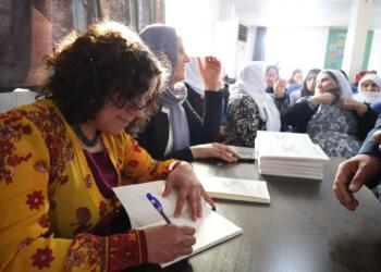 Nivîskar Leyla Saraç pirtûka xwe îmze kir