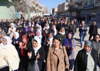 Nûnerên saziyan li dijî êrîşan meşiyan