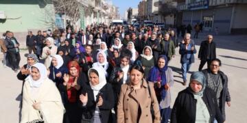 Nûnerên saziyan li dijî êrîşan meşiyan