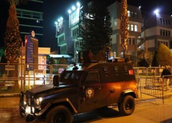 Hevşaredarên Akdenîzê hatin binçavkirin, şaredarî dorpêç kirin