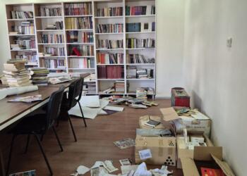 Polîsan bi sedan pirtûk û rojname desteser kirin