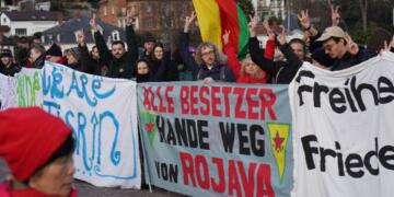 Enternasyonalîst ji bo Rojava meşiyan