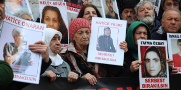 Girtiyên nexweş Kose û Elçîçek demildest berdin