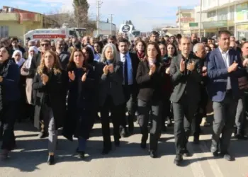 Bi hezaran kes ver bi sînorê Kobanî kewtê raye