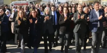 Bi hezaran kes ver bi sînorê Kobanî kewtê raye