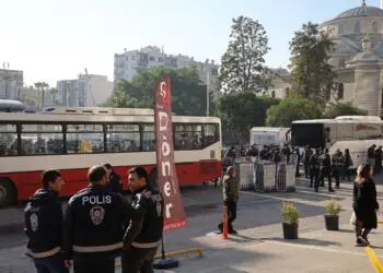 Li milekî destê aştiyê li milê din kuştin û qeyûm  