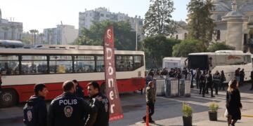 Li milekî destê aştiyê li milê din kuştin û qeyûm  