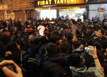 Polîsan êrîşî girseya Akdenîzê kir