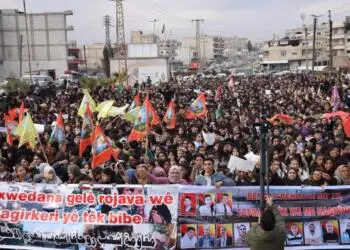 Li Kobanê bi deh hezaran kes li dijî êrişan meşiyan