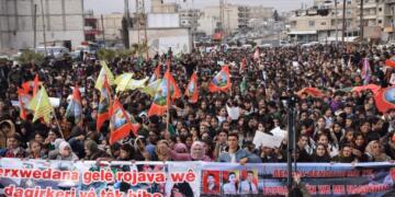 Li Kobanê bi deh hezaran kes li dijî êrişan meşiyan