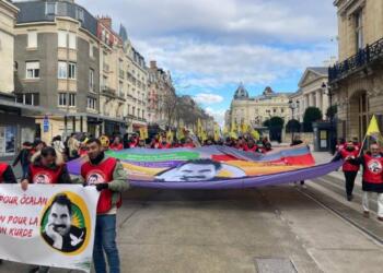 20 rojin ji bo azadiya Abdullah Ocalan dimeşin