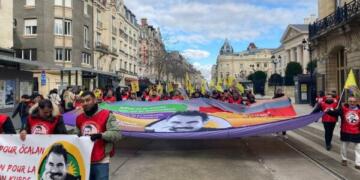 20 rojin ji bo azadiya Abdullah Ocalan dimeşin