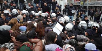 Polîsan hêrişê ‘Rayîrşîyayîşê Azadîye’ yê cinîyan kerd