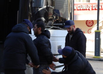 Binçavkirina 2 jê rojnameger 20 kesan rojeke din dirêj kirin