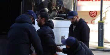 Binçavkirina 2 jê rojnameger 20 kesan rojeke din dirêj kirin