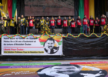 Kurd û dostên kurdan li gelek navendan bi girseyî 15ê Sibatê şermezar kir