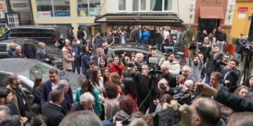 Heyetê Îmraliyî bi sloganê ‘Bijî Serok Apo’ ame pêşwazîkerdiş