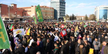 Li Amedê bi hezaran kes li banga Abdullah Ocalan guhdar kirin