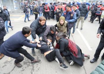 Piştî mitîngê zarok bi awayek hovane hatin binçavkirin