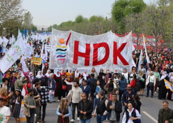 30 siyasetmedar, rojnamevan û stranbêj hatin girtin