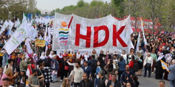 30 siyasetmedar, rojnamevan û stranbêj hatin girtin