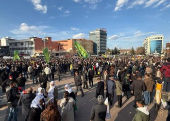 Bi deh hezaran li Qadan li benda peyamê nin