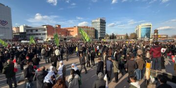 Bi deh hezaran li Qadan li benda peyamê nin