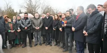 Temsîlkarê sazîyan kesê erdlerzî de merdê yad kerdê