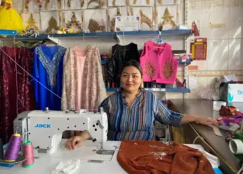 Cinîyêka Nepalî cil û bergê kurdî derzîyena