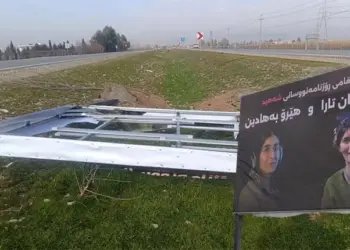 Tabelaya ke fotografê Gulistan û Hêro ser o bi ame şikitene û veşnayene