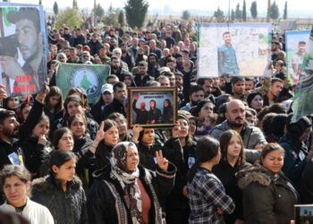 Cenazeyê rojnameger Egîd Roj bi merasîmek heybet hat veşartin