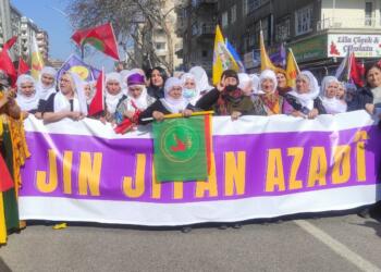 Li Amedê bi hezaran welatî tên qada mitîngê