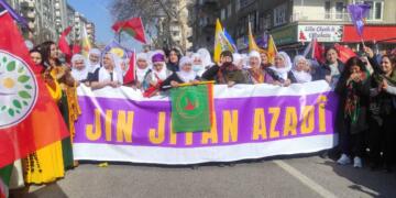 Li Amedê bi hezaran welatî tên qada mitîngê