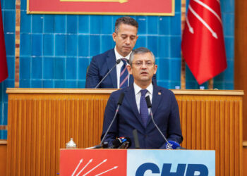 Serekê CHP’yî Ozgur Ozel kombîyayîşê grûbe de qisey keno