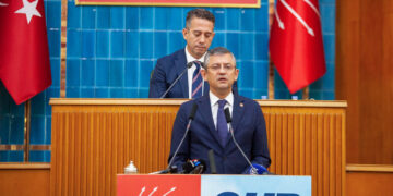 Serekê CHP’yî Ozgur Ozel kombîyayîşê grûbe de qisey keno
